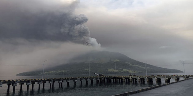 Yanardağ Patlaması Nedeniyle Havalimanı Geçici Olarak Kapatıldı